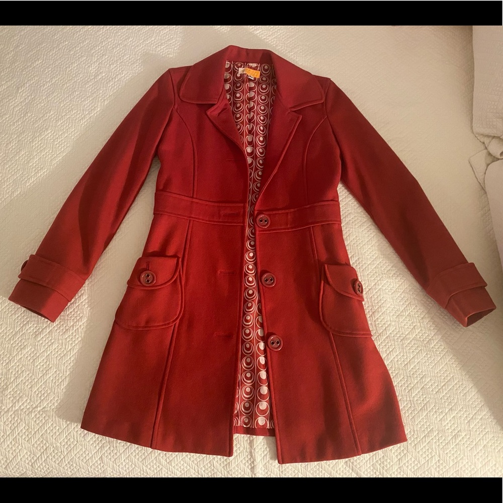 Tulle red coat.